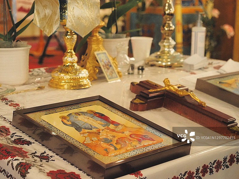 蜡烛、十字架、洗礼油图片素材