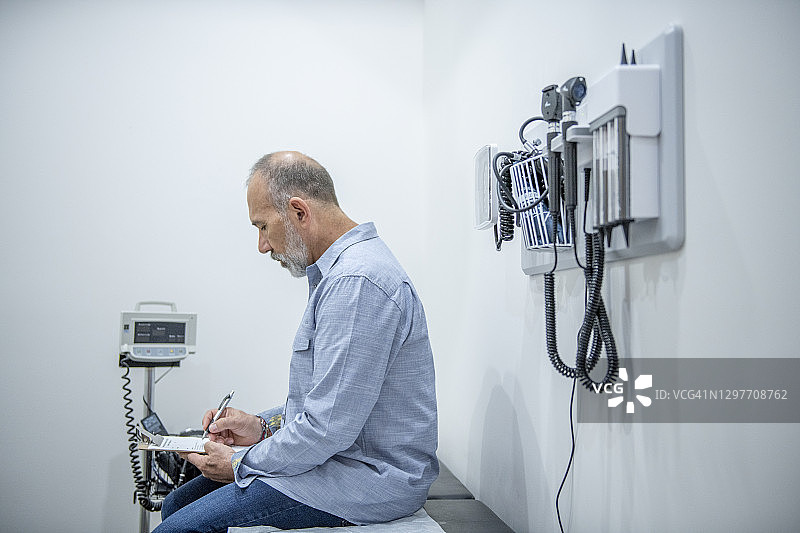 填写医疗同意书图片素材