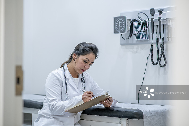 医生更新病人的医疗记录图片素材