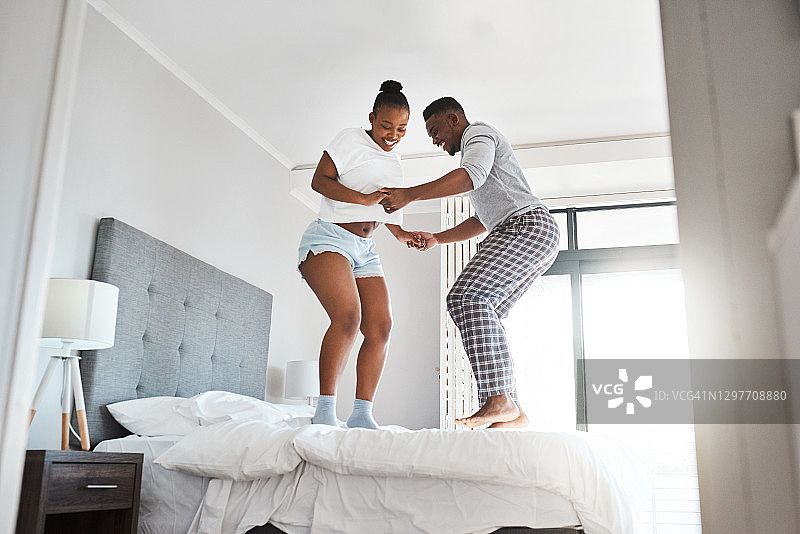 他们欣喜若狂图片素材