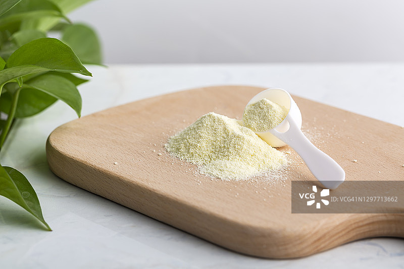 勺子里的奶粉图片素材