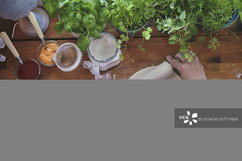 准备鹰嘴豆牛油果纯素披萨图片素材