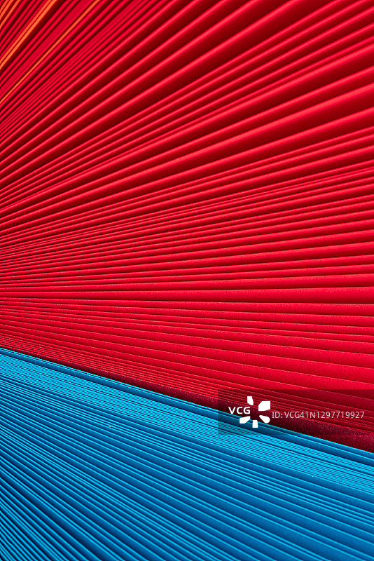 展开的红色纸页图片素材