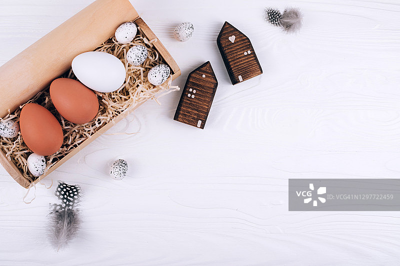 白色木质背景上的彩色复活节彩蛋图片素材
