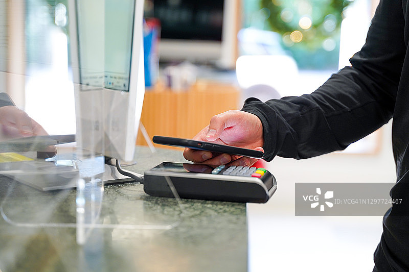 用智能手机支付的男人图片素材