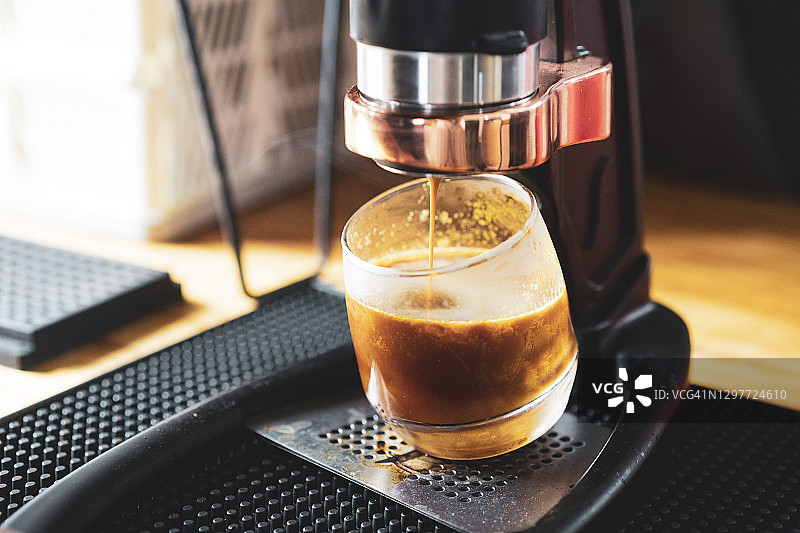 慢酒吧咖啡馆的冰咖啡特写图片素材