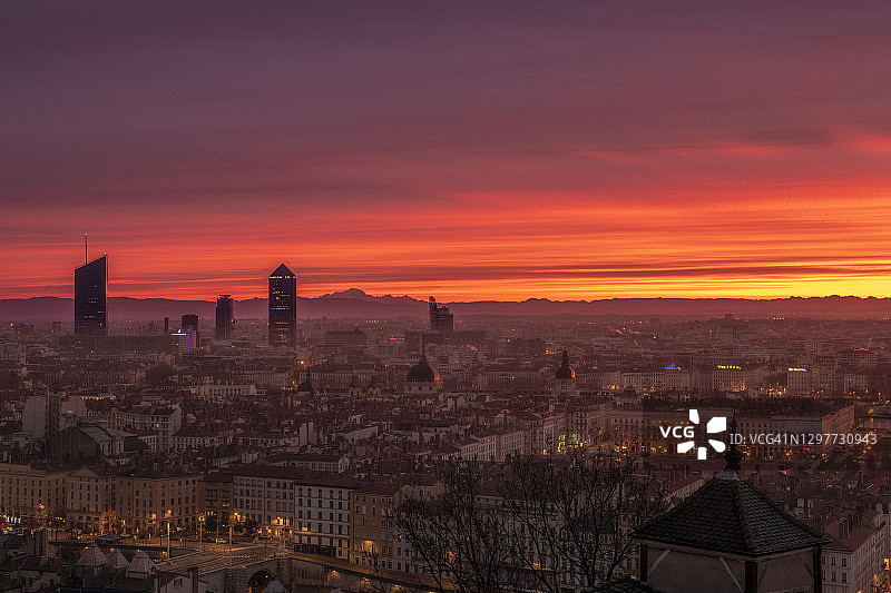 法国里昂城市上空的冬日日出，背景是勃朗峰和阿尔卑斯山图片素材