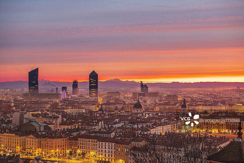 法国里昂城市上空的冬日日出，背景是勃朗峰和阿尔卑斯山图片素材
