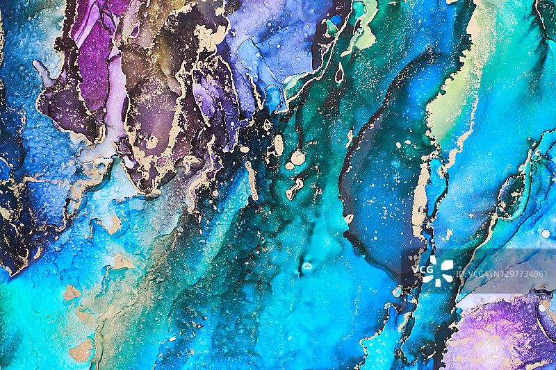 酒精墨水技法的自然奢华抽象流体艺术绘画。混合色彩营造出透明波浪和金色漩涡。适用于海报和其他印刷材料。现代潮流的鲜明抽象背景图片素材