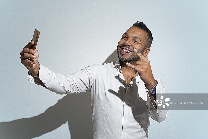 自拍的年轻非裔美国男子图片素材