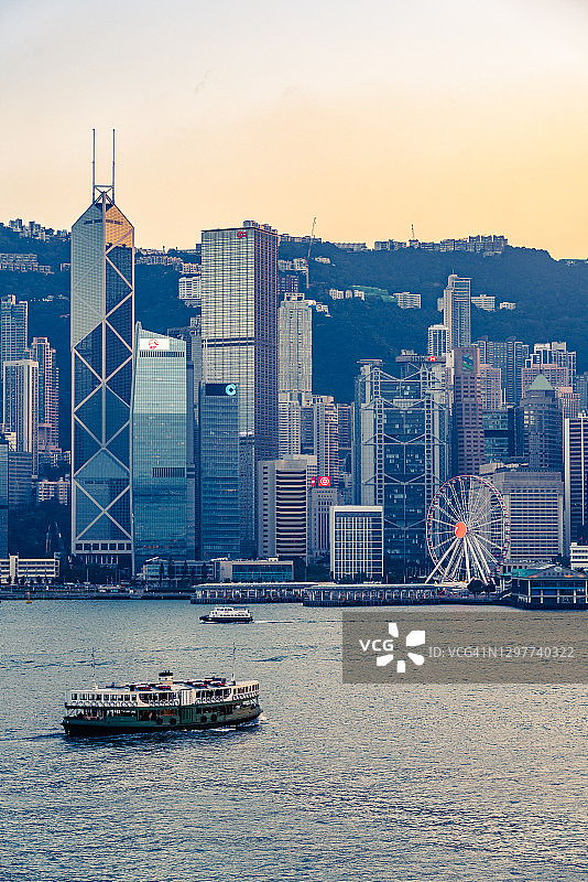 香港霓虹灯下的日落：标志性海港摩天大楼全景图片素材