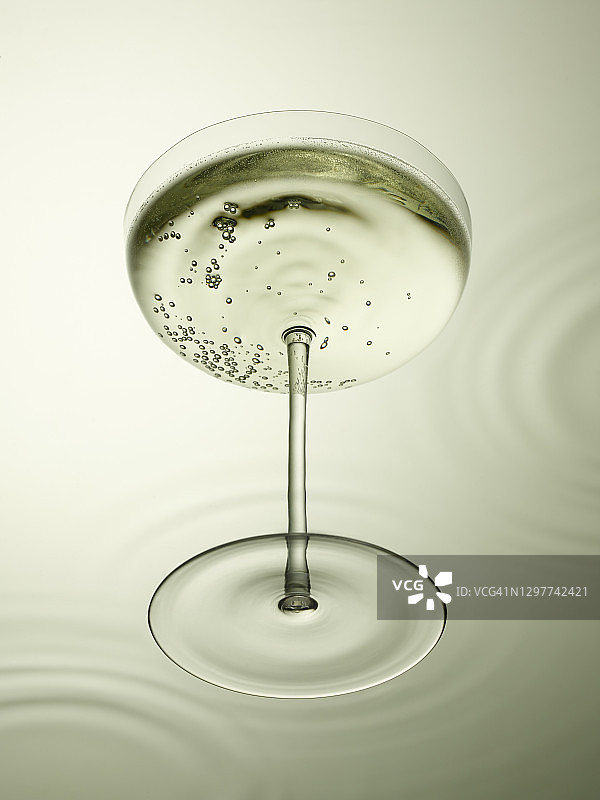 从下方拍摄的香槟酒杯图片素材