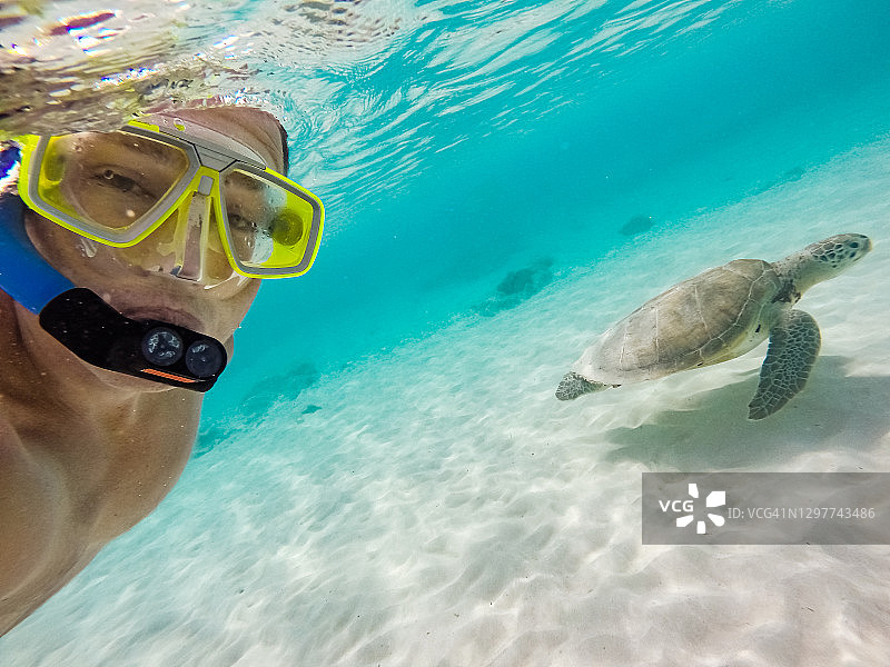 与水下海龟合影的中年男人自拍图片素材