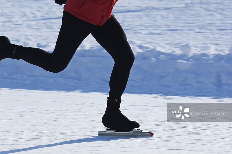 冰冻湖面上的滑冰者图片素材