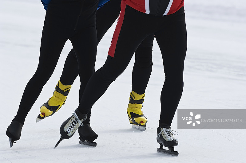 冰封湖面上的溜冰活动图片素材