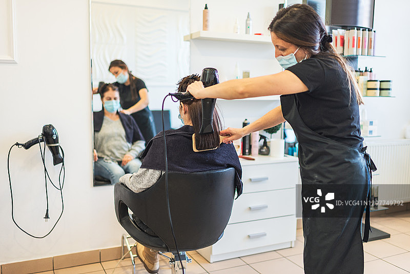 疫情期间戴口罩的发型师图片素材