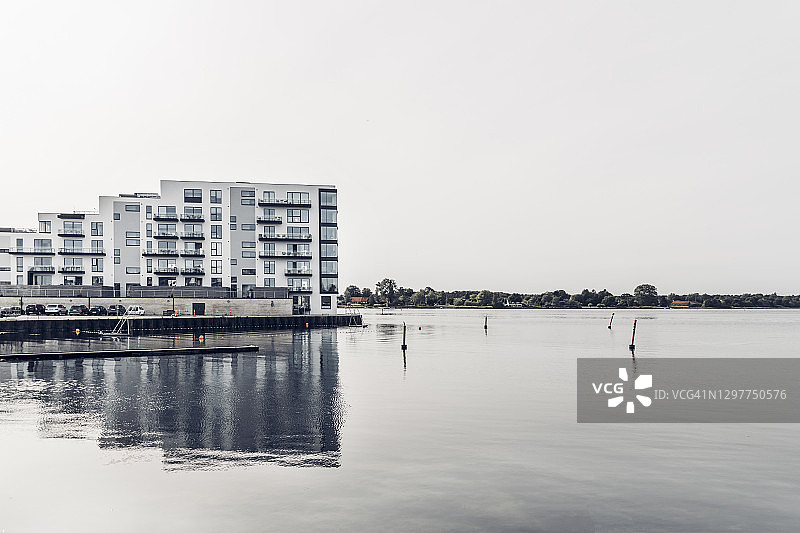 晴空下港口附近的现代建筑图片素材