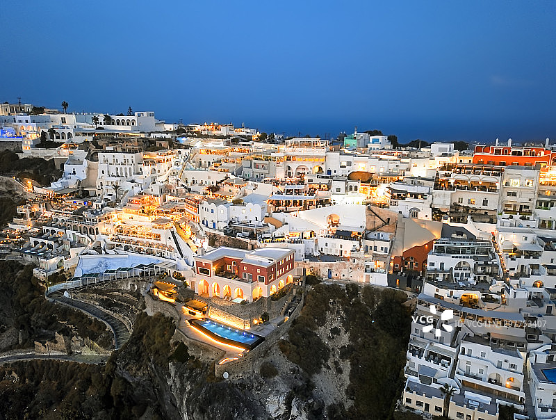 希腊圣托里尼岛费拉镇日落夜间全景航拍图片素材