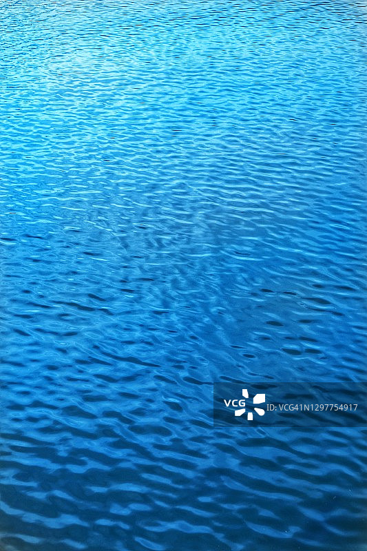 蓝色水面全景图片素材