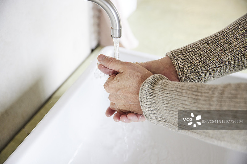 男人在水槽边洗手的特写图片素材