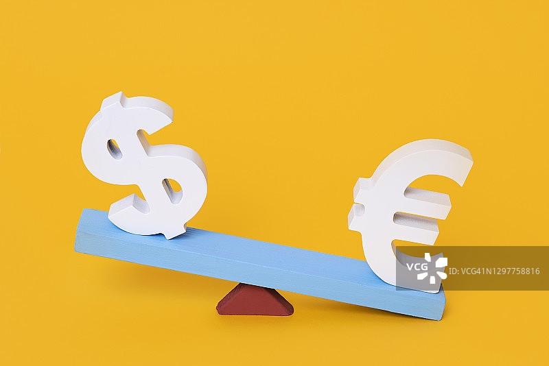 跷跷板上的美元和欧元标志图片素材