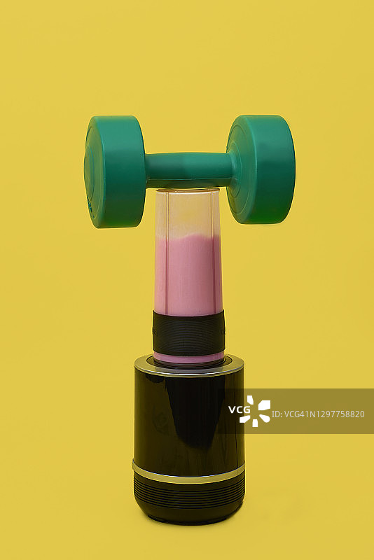 搅拌机上的哑铃图片素材