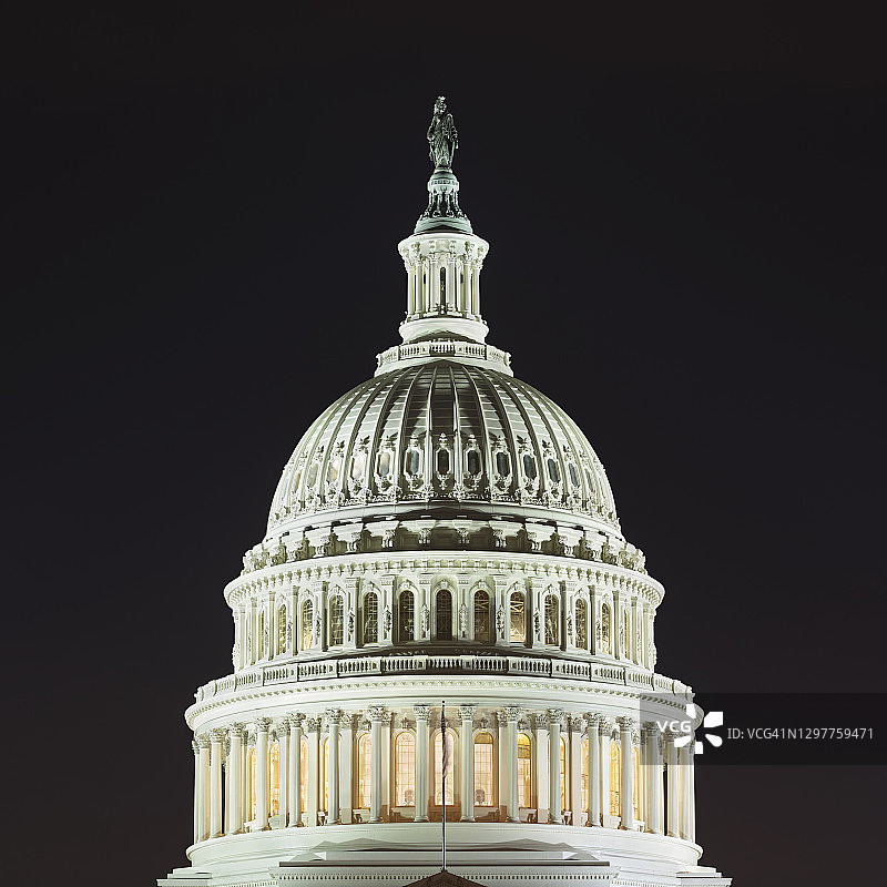 美国华盛顿特区：夜晚的美国国会大厦圆顶图片素材