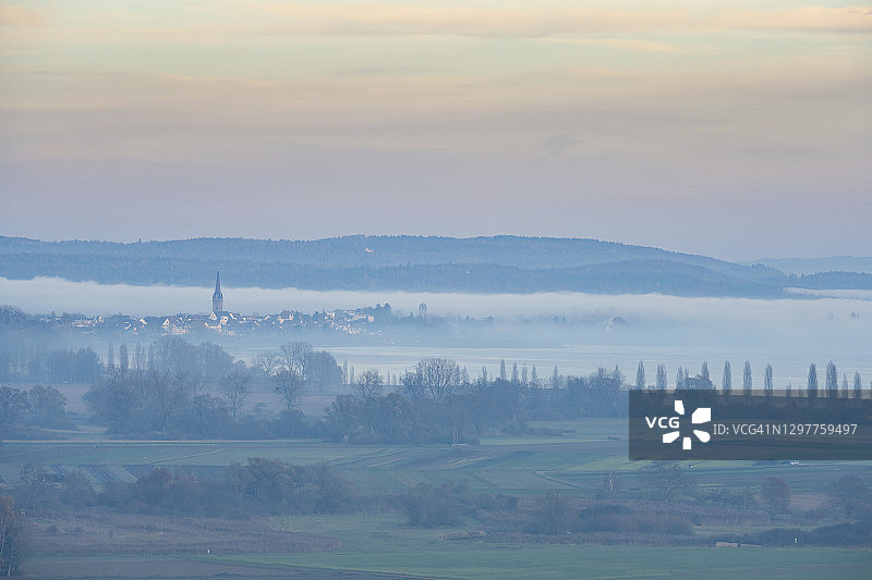 德国巴登-符腾堡州拉多夫采尔康斯坦茨湖清晨雾景图片素材