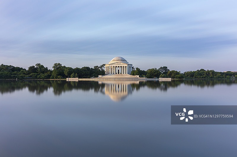 美国华盛顿哥伦比亚特区，杰斐逊纪念堂在黎明时分于潮汐湖中的倒影图片素材
