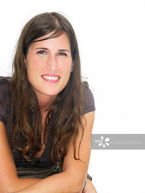 看向镜头的女人图片素材