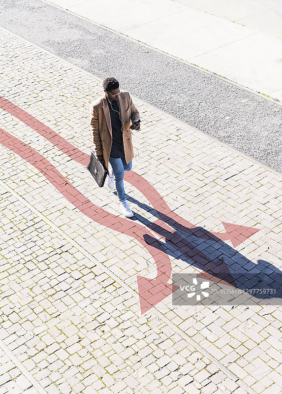 衣着讲究的男人走在人行道上的箭头上图片素材