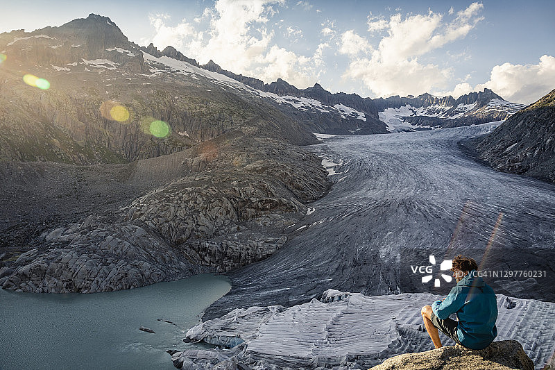 瑞士瓦莱州上戈姆斯：眺望罗纳冰川和山脉的男子图片素材