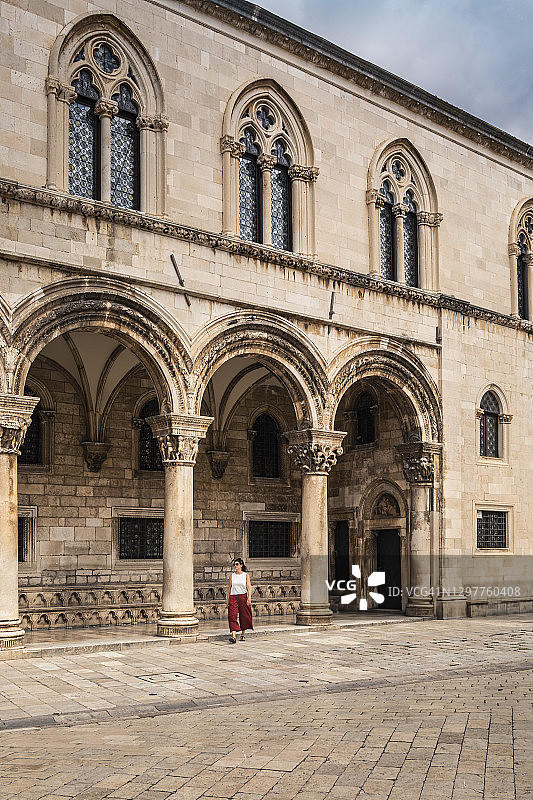 克罗地亚杜布罗夫尼克斯蓬扎宫的女子图片素材