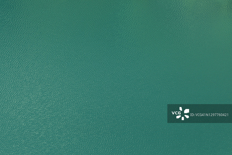 绿松石湖面图片素材