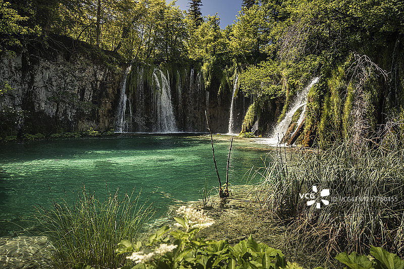 瀑布和绿松石湖图片素材