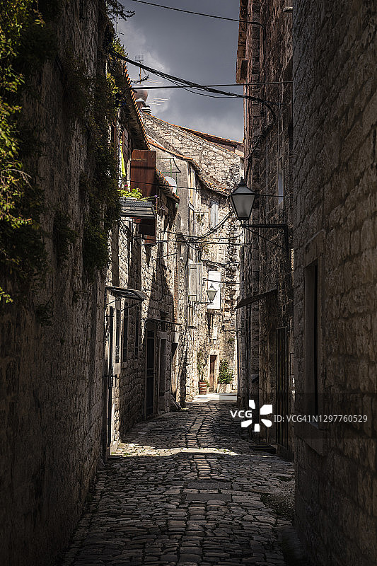 老城区的狭窄小巷图片素材