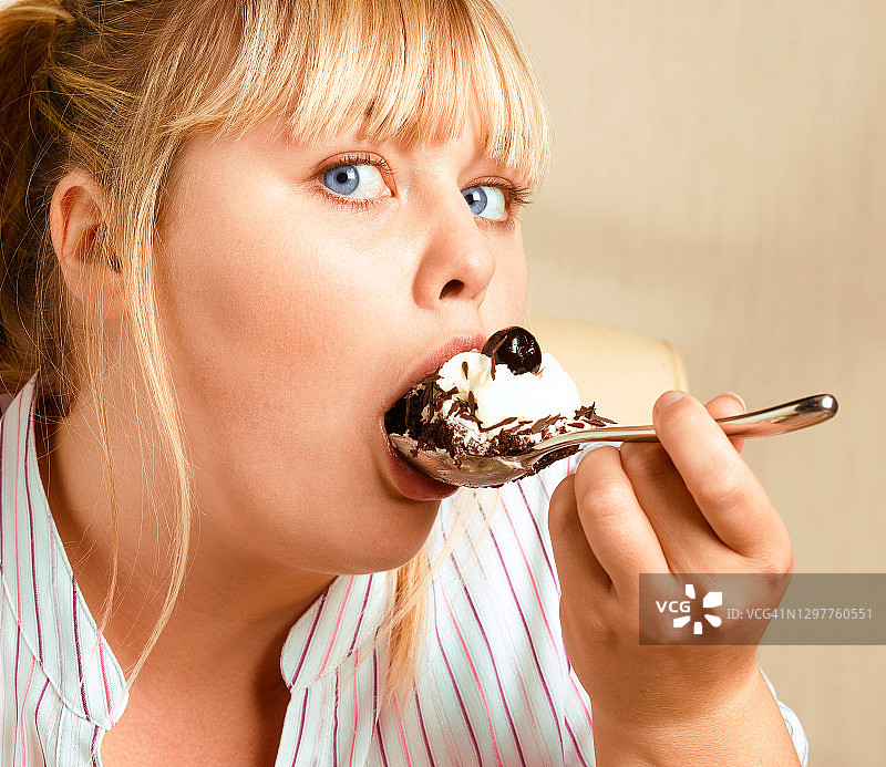 用勺子品尝奶油蛋糕图片素材