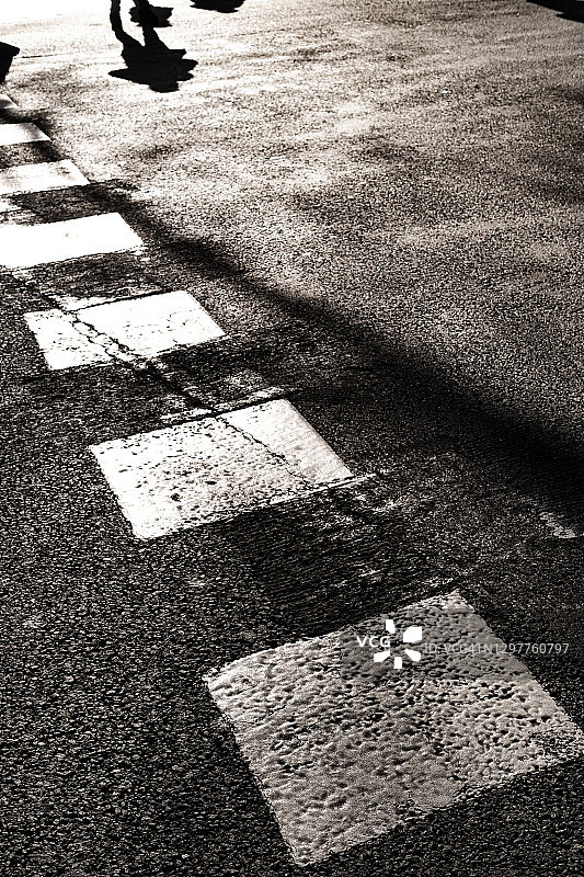 对角线大道上的行人图片素材