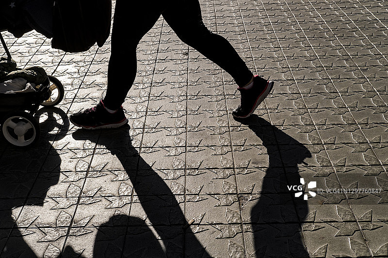 对角线大道上的行人图片素材