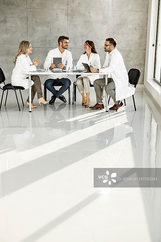 在办公室开会上交谈的快乐医疗专家团队图片素材