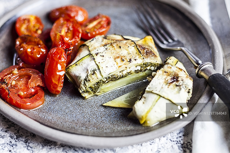 菠菜菲达奶酪酿意大利饺子配烤番茄特写图片素材