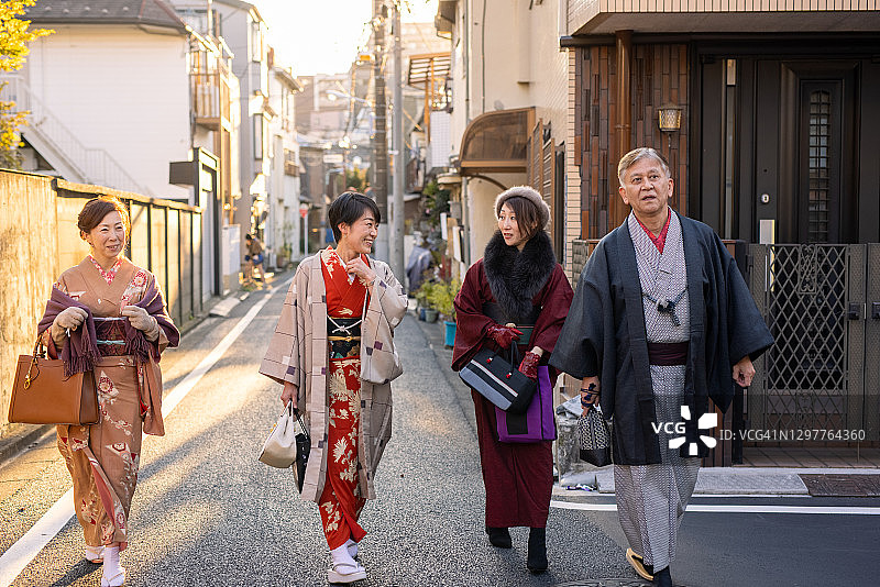 日落时分，身穿和服的日本人走在小镇上图片素材