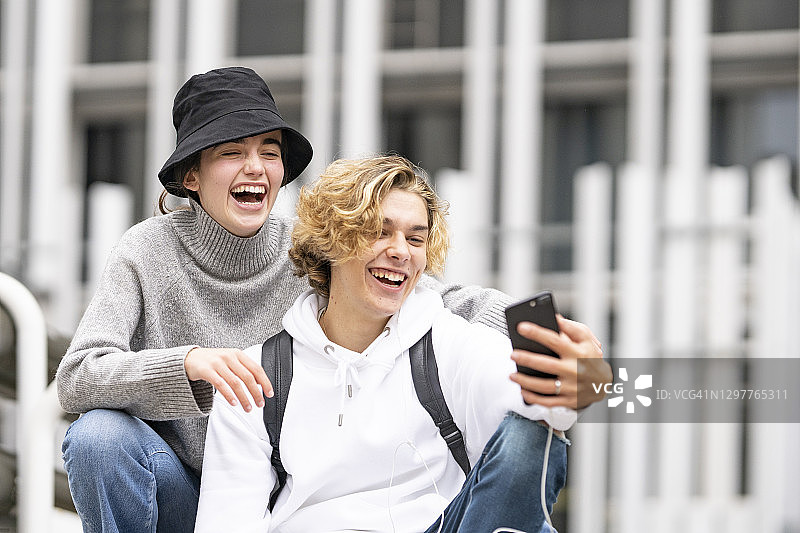 年轻朋友用手机自拍，欢声笑语图片素材