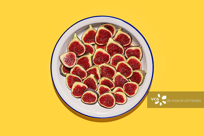 装有新鲜对半切开的无花果的盘子影棚照片图片素材