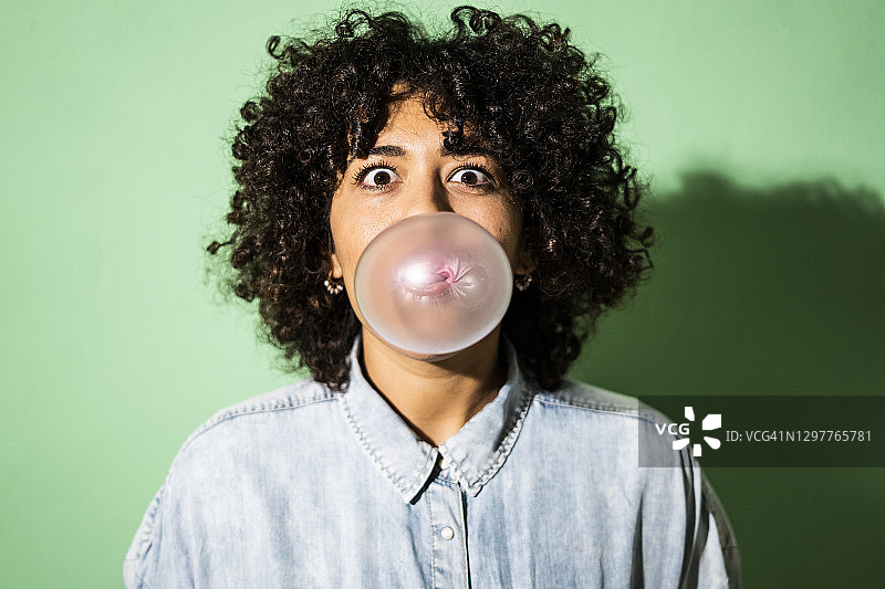 年轻女人吹泡泡糖泡泡图片素材