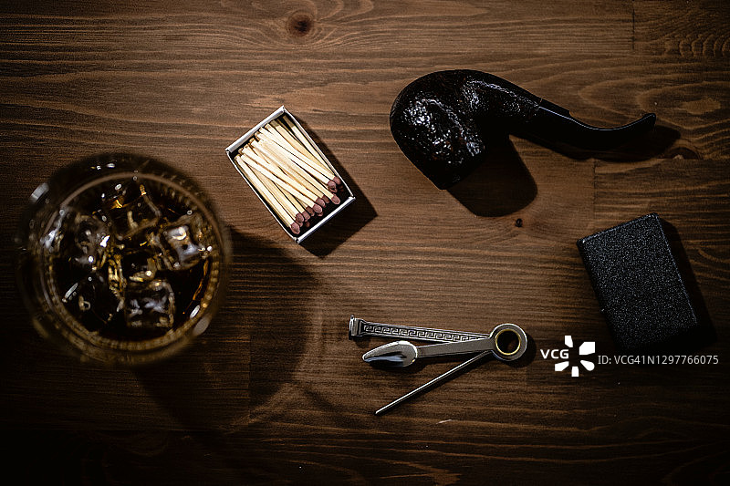 火柴盒、威士忌酒杯、烟斗和三合一捷克工具图片素材