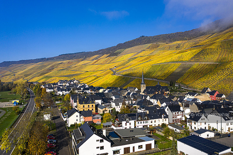 德国莱茵兰-普法尔茨伯恩卡斯特尔-库斯秋季乡村小镇和山坡葡萄园鸟瞰图片素材