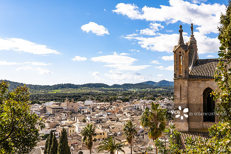 西班牙马略卡岛阿尔塔古老教堂俯瞰小镇风光图片素材