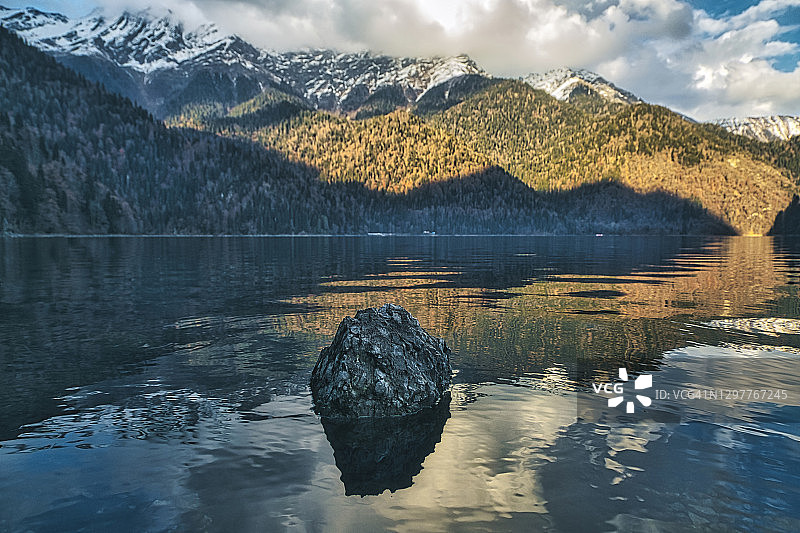 黄昏时分里察湖岸边的巨石，阿布哈兹，格鲁吉亚图片素材