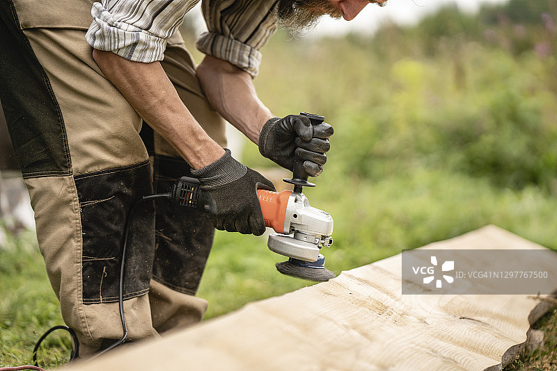 木匠用手动砂轮机打磨木板图片素材